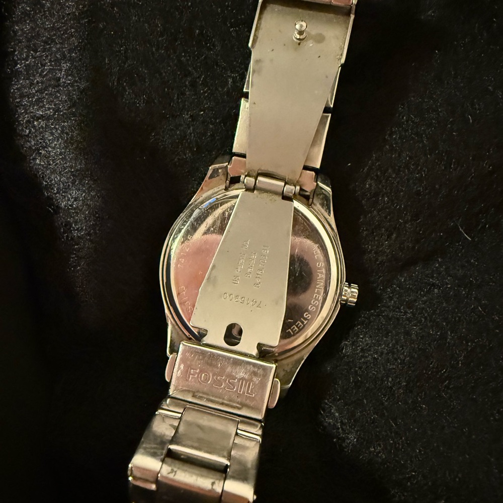 EyeCatching Silver Fossil Watch - Picture 4 of 6